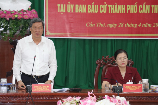 Ông Phạm Văn Hiểu, Phó Bí thư Thường trực Thành ủy, Chủ tịch Hội đồng nhân dân thành phố, Chủ tịch Ủy ban Bầu cử thành phố Cần Thơ phát biểu ý kiến. (Ảnh: Ngọc Thiện/TTXVN) Kiểm tra, giám sát công tác bầu cử tại thành phố Cần Thơ ảnh 1