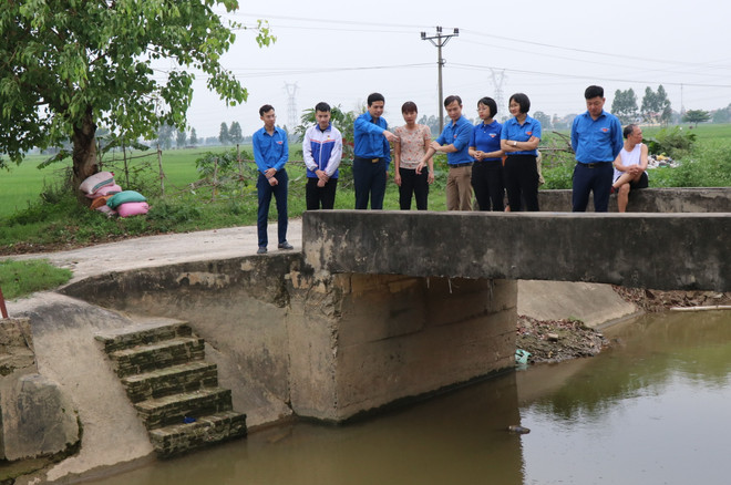 Nơi em Nguyễn Văn An đã có hành động cứu em học sinh bị đuối nước. (Ảnh: Đinh Văn Nhiều/TTXVN) Trao tặng huy hiệu Tuổi trẻ dũng cảm cho học sinh cứu người đuối nước ảnh 2