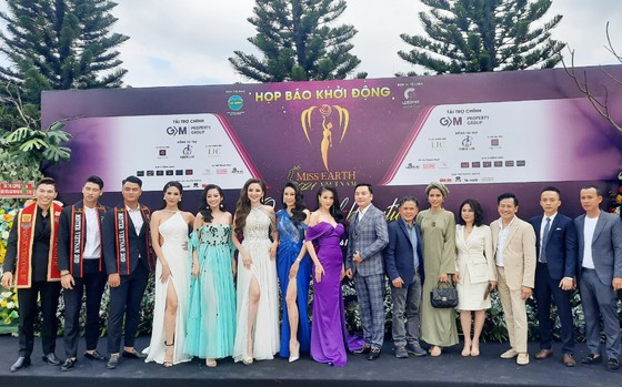 Ban tổ chức Miss Earth Vietnam 2021 chụp ảnh ra mắt tại buổi họp báo. (Nguồn: sggp) Lần đầu tiên tổ chức cuộc thi Hoa hậu Trái đất Việt Nam ảnh 1