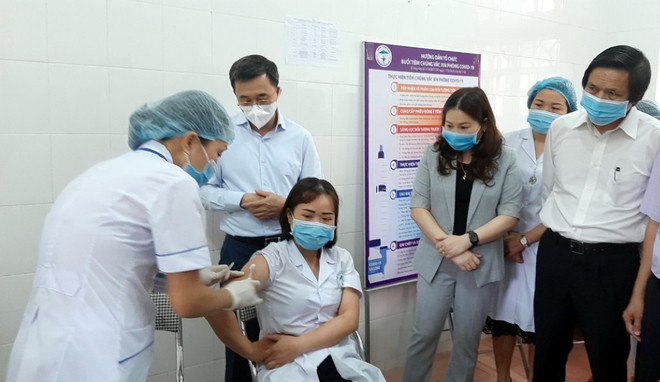 Thứ trưởng Bộ Y tế Trần Văn Thuấn kiểm tra việc tiêm vaccine phòng COVID-19 tại Trung tâm Y tế huyện Yên Bình, tỉnh Yên Bái. (Ảnh: Việt Dũng/TTXVN) Bộ Y tế kiểm tra công tác phòng, chống dịch COVID-19 tại Yên Bái ảnh 1