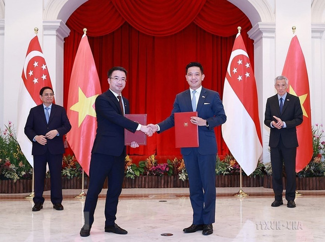 Thủ tướng Phạm Minh Chính và Thủ tướng Singapore Lý Hiển Long chứng kiến lễ trao văn kiện hợp tác giữa hai nước tại Singapore ngày 9/2/2023. (Ảnh: Dương Giang/TTXVN) Việt Nam-Singapore: "Những hạt giống đã được gieo cho vụ mùa mới” ảnh 1