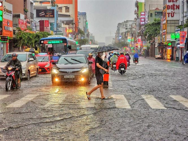 Nhiều nơi có mưa dông, đề phòng lốc, sét, gió giật mạnh ảnh 1