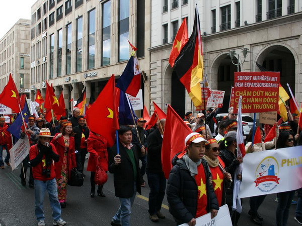 Đông đảo người Việt tại Đức biểu tình phản đối Trung Quốc ảnh 1