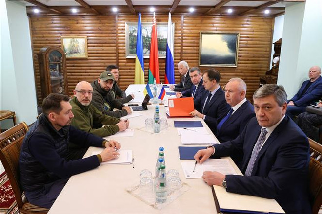 Phái đoàn Ukraine (trái) và Nga tại cuộc đàm phán nhằm chấm dứt xung đột, tại Brest, Belarus ngày 7/3/2022. (Ảnh: AFP/TTXVN) Tổng thư ký Liên hợp quốc kêu gọi chấm dứt xung đột tại Ukraine ảnh 1