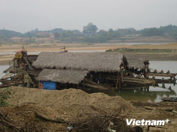 Một điểm khai thác vàng trái phép. Ảnh minh họa. (Nguồn: Vietnam+) Kon Tum: Trục xuất các đối tượng khai thác vàng trái phép ảnh 1