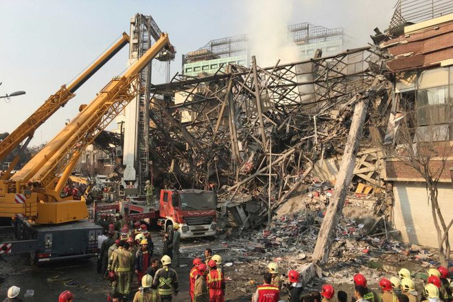 Hơn 20 lính cứu hỏa thiệt mạng trong vụ sập nhà cao tầng ở Iran ảnh 1