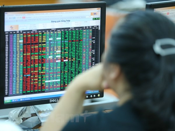 (Ảnh/Vietnam+) Sau những rung lắc mạnh, VN- Index về sát mốc tham chiếu ảnh 1