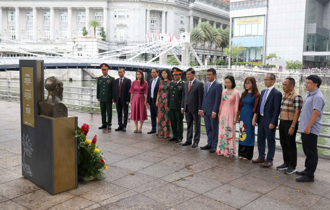 Dâng hoa tưởng nhớ Chủ tịch Hồ Chí Minh tại Singapore ảnh 1
