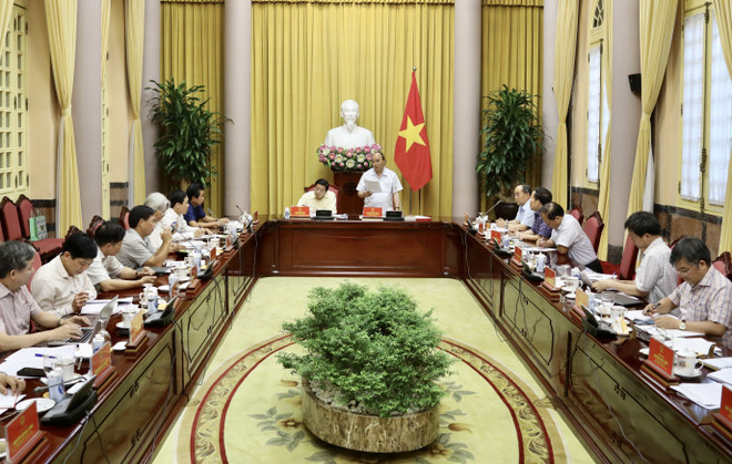 Chủ tịch nước Nguyễn Xuân Phúc chủ trì buổi làm việc. (Ảnh: Lâm Khánh/TTXVN) Chủ tịch nước chủ trì làm việc về Đề án xây dựng Nhà nước pháp quyền ảnh 2