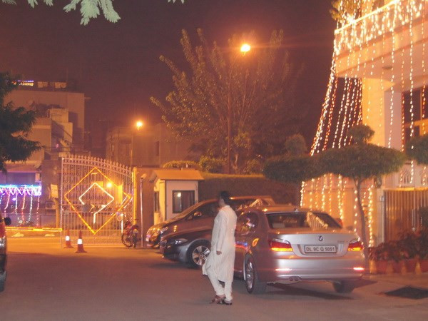 Đường phố Ấn Độ trong đêm hội Diwali. (Ảnh: Minh Lý/Vietnam+) Tưng bừng Lễ hội Ánh sáng Ấn Độ Diwali tại Hà Nội ảnh 1
