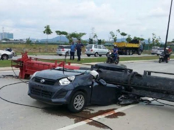 Máy đóng cọc bêtông đổ vào ôtô đang chạy làm 2 người tử vong ảnh 1