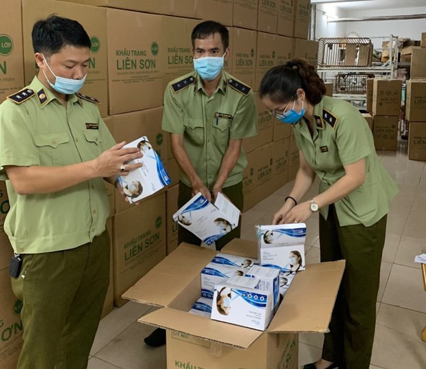 Lực lượng Quản lý thị trường Hà Nội kiểm tra khẩu trang và hàng hóa phòng chống dịch. (Ảnh: PV/Vietnam+) Hà Nội nâng cao hiệu quả phòng chống buôn lậu, gian lận thương mại ảnh 1
