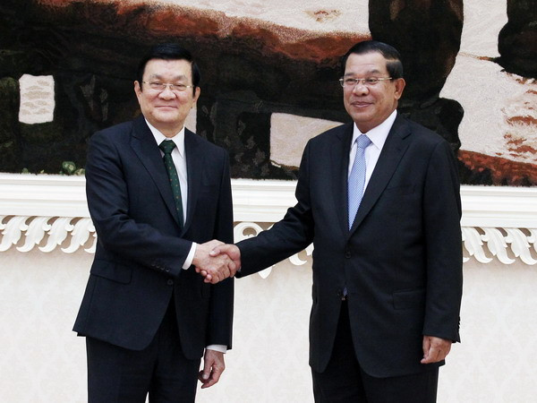 Chủ tịch nước Trương Tấn Sang gặp Thủ tướng Vương quốc Campuchia Hun Sen. (Ảnh: Nguyễn Khang/TTXVN) Báo Campuchia: Đưa quan hệ Việt Nam-Campuchia lên tầm cao mới ảnh 1