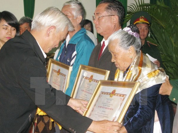Ảnh minh họa. (Nguồn: TTXVN) Đồng Nai, Bình Phước trao tặng danh hiệu Bà mẹ Việt Nam Anh hùng ảnh 1