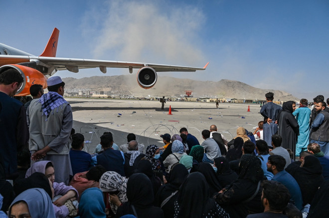 Người dân chờ được sơ tán tại sân bay ở Kabul, Afghanistan ngày 16/8/2021. (Ảnh: AFP/TTXVN) Taliban hối thúc người dân rời khỏi khu vực sân bay ở Kabul ảnh 1