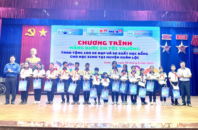 Thanh niên TTXVN trao học bổng cho học sinh nghèo vượt khó ở Đồng Nai ảnh 1