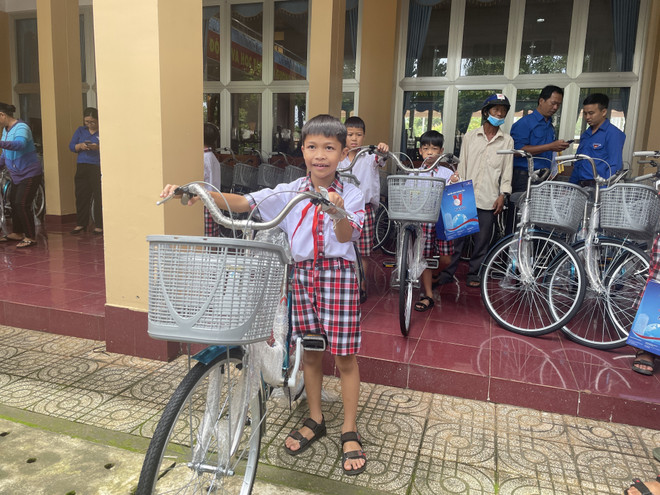 Thanh niên TTXVN trao học bổng cho học sinh nghèo vượt khó ở Đồng Nai ảnh 2