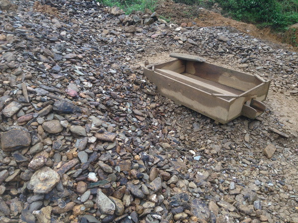 Quảng Ngãi nổ mìn phá hủy 60 hầm khai thác vàng trái phép ảnh 1