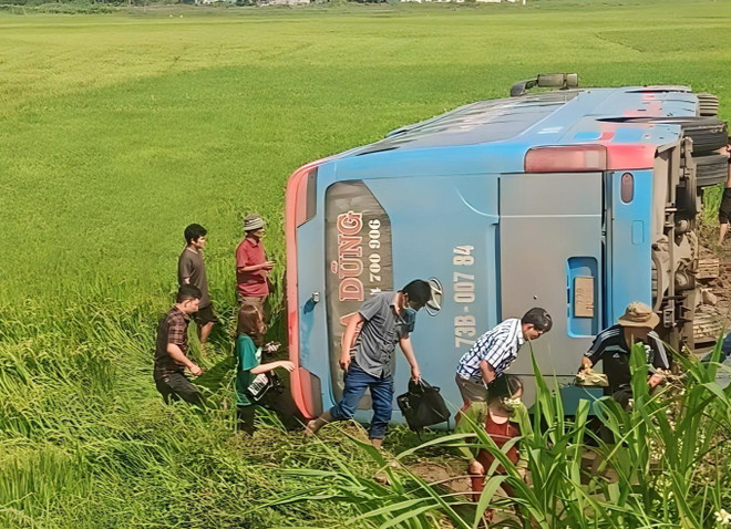 Quảng Ngãi: Lật xe khách, một người tử vong và nhiều người bị thương ảnh 1