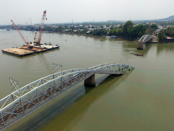 Hoãn phiên tòa vụ sập cầu Ghềnh vì vắng Hội đồng định giá thiệt hại ảnh 1