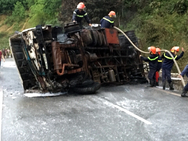 Xe chở dầu bốc cháy, Quốc lộ 1A bị tắc nhiều km đoạn Thanh Hóa ảnh 1