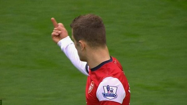 Wilshere bị phạt vì "ngón tay thối", Owen trách móc Moyes ảnh 1