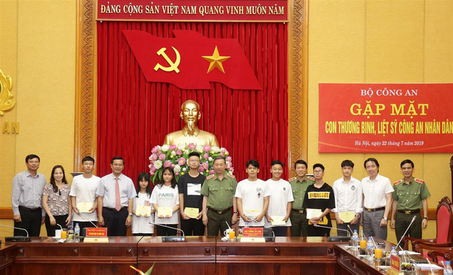 Bộ Công an tri ân các gia đình thương binh-liệt sỹ của ngành ảnh 1