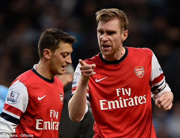 Wilshere gặp họa vì "ngón tay thối", M.U sắp bán Chicharito? ảnh 3