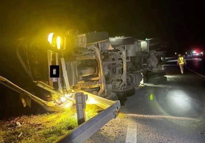 Quảng Trị: Xe tải lật khi đổ đèo làm 2 người thương vong ảnh 1