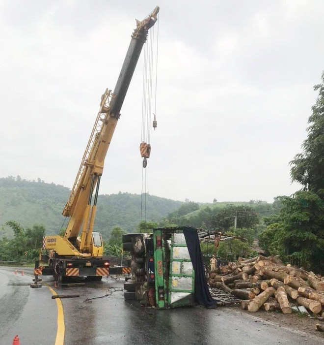 Quảng Trị: Xe tải lật khi đổ đèo làm 2 người thương vong ảnh 2