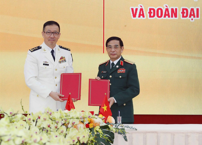 Bộ trưởng Quốc phòng hai nước ký Bản ghi nhớ về thiết lập đường dây nóng giữa Quân chủng Hải quân (Bộ Quốc phòng Việt Nam) và Chiến khu miền Nam (Quân Giải phóng nhân dân Trung Quốc). (Ảnh: Trọng Đức/ TTXVN) TTXVN_1104quocphongVietnamTrungquoc3.jpg