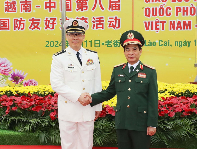 Đại tướng Phan Văn Giang, Bộ trưởng Quốc phòng Việt Nam và Thượng tướng Đổng Quân, Bộ trưởng Quốc phòng Trung Quốc sau lễ đón tại Cửa khẩu Quốc tế Lào Cai. (Ảnh: Trọng Đức/TTXVN) TTXVN_1104quocphongVietnamTrungquoc2.jpg