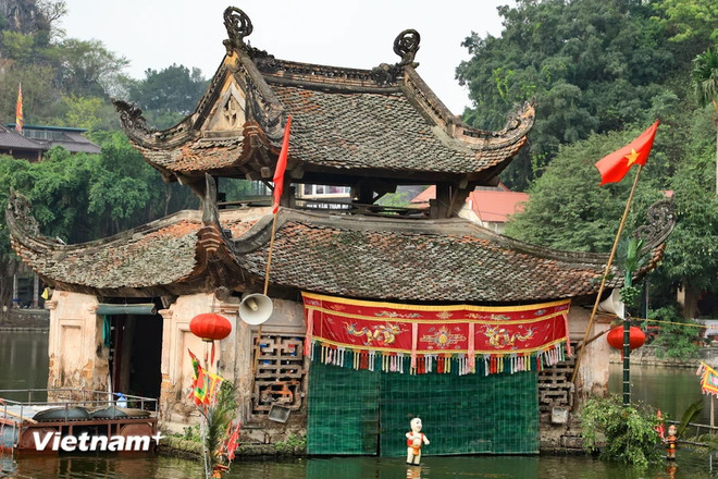 Thủy đình ở chùa Thầy là nơi biểu diễn rối nước. (Ảnh: Hoài Nam/Vietnam+) 1104chuathay3.jpg