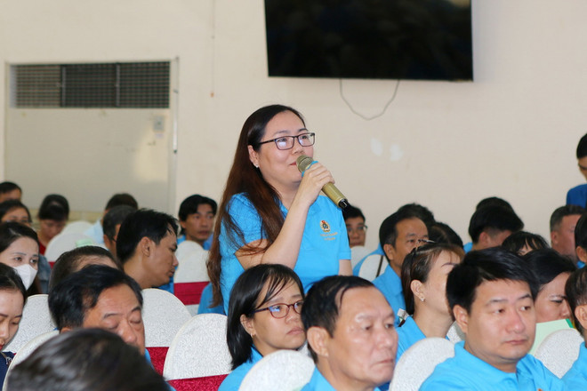 Đại diện các Công đoàn cơ sở phát biểu tại hội thảo. (Ảnh: Thanh Vũ/TTXVN) TTXVN_1104vonvaylaodong3.jpg