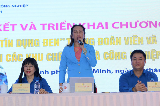 Bà Vũ Thế Vân, Chủ tịch Công đoàn Khu chế xuất và công nghiệp Thành phố Hồ Chí Minh phát biểu tại hội nghị. (Ảnh: Thanh Vũ/TTXVN) TTXVN_1104vonvaylaodong2.jpg