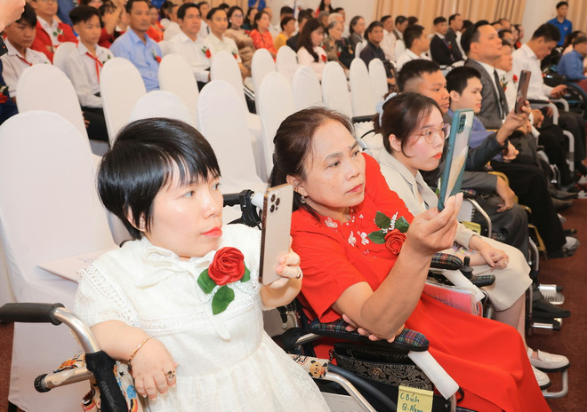 Các đại biểu người khuyết tật tham dự Hội nghị biểu dương người khuyết tật, trẻ mồ côi và người bảo trợ tiêu biểu toàn quốc lần thứ 6. (Ảnh: Hoàng Hiếu/TTXVN) TTXVN_1104khuyettat.jpg