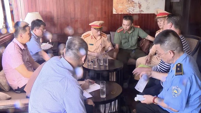 Xử lý loạt tàu du lịch tổ chức sự kiện trái phép trên vịnh Hạ Long ảnh 1