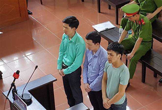 Phiên tòa xét xử vụ tai biến y khoa tại Bệnh viện Đa khoa tỉnh Hòa Bình ngày 23/5/2018. (Ảnh: Thanh Hải/TTXVN) Bộ Y tế đề nghị xét xử khách quan vụ án chạy thận nhân tạo ảnh 1