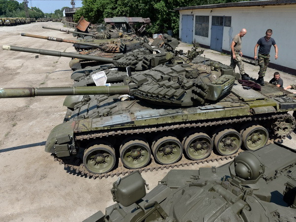 Ukraine tuyên bố huy động "toàn bộ kho vũ khí" chống phe nổi dậy ảnh 1