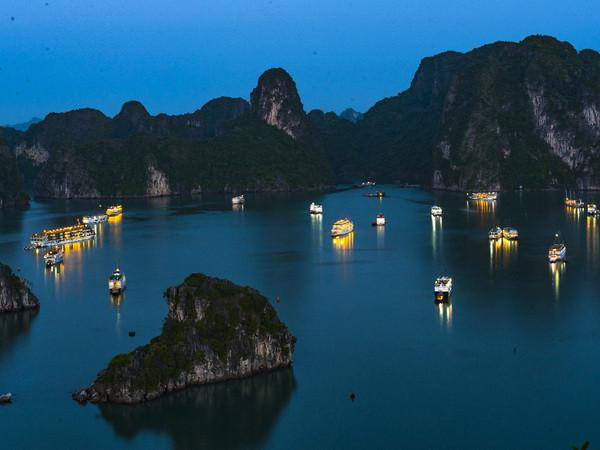 Đình chỉ hoạt động 3 tàu du lịch có vi phạm trên Vịnh Hạ Long ảnh 1