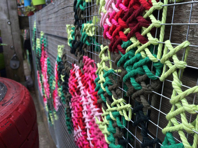 Độc đáo những bức tranh tường làm từ thừng và lưới sắt ở Tây Ban Nha ảnh 3