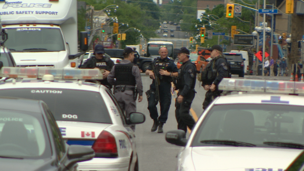 Đại học Toronto náo loạn vì tin báo có kẻ khả nghi mang súng ảnh 1