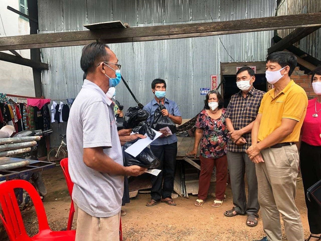 Tổng Lãnh sự Việt Nam tại tỉnh Preah Sihanouk Vũ Ngọc Lý (áo vàng) tặng quà gia đình cựu quân tình nguyện Việt Nam tại tỉnh Kep. (Ảnh: Trần Long/TTXVN) Tăng cường công tác bảo hộ công dân, hỗ trợ người gốc Việt ở Campuchia ảnh 2
