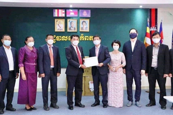 Chủ tịch Hội đồng Kampot Cheung Pholla (trái, thứ tư) trong buổi tiếp đón Đoàn công tác Tổng Lãnh sự quán Việt Nam tại Preah Sihanouk. (Ảnh: Trần Long/TTXVN) Tăng cường công tác bảo hộ công dân, hỗ trợ người gốc Việt ở Campuchia ảnh 3