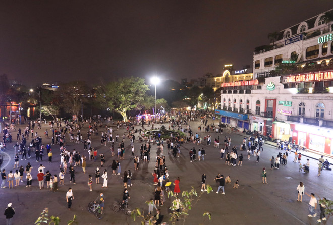 Đông đảo người dân đến vui chơi trên tuyến phố đi bộ khu vực Hồ Gươm tối 20/3. (Ảnh: Hoàng Hiếu/TTXVN) Hà Nội phát triển vùng lõi du lịch quận Hoàn Kiếm với bản sắc riêng ảnh 4