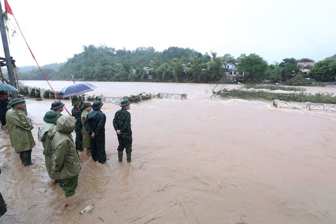 ttxvn doan_cong_tac_cua_bo_quoc_phong_kiem_tra_cong_tac_khac_phuc_hau_qua_bao_so_3_tai_lang_son.jpg