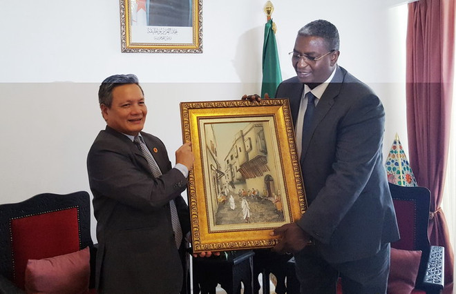 Bộ trưởng Du lịch và Nghề thủ công Algeria Abdelkader Benmessaoud trao bức tranh lưu niệm tặng Đại sứ Việt Nam tại Algeria Phạm Quốc Trụ . (Ảnh: Tấn Đạt/TTXVN) Việt Nam và Algeria tăng cường hợp tác trong lĩnh vực du lịch ảnh 1