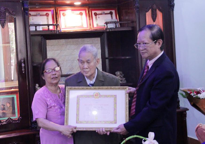 Việt kiều Lào đầu tiên được trao Huy hiệu 65 năm tuổi Đảng ảnh 1