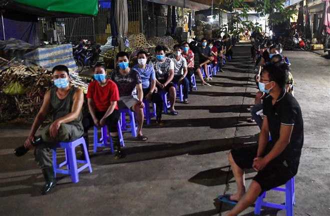 Khoảng 300 người tại chợ Long Biên có kết quả xét nghiệm âm tính lần 1 ảnh 1