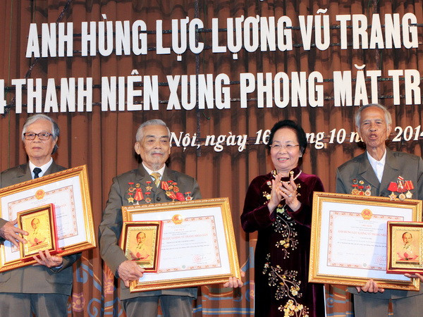 Phó Chủ tịch nước NguyễnThị Doan trao tặng Danh hiệu Anh hùng Lực lượng vũ trang nhân dân cho các Thanh niên Xung phong Mặt trận Điện Biên Phủ. (Ảnh: Nguyễn Dân/TTXVN) Phong tặng, truy tặng 5 cựu Thanh niên xung phong danh hiệu Anh hùng ảnh 1
